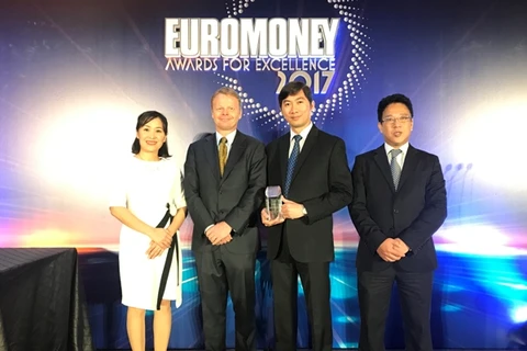 Đại diện Vietcombank nhận giải thưởng từ lãnh đạo “Ngân hàng tốt nhất Việt Nam năm 2016” do Tạp chí Euromoney trao tặng. (Nguồn: Vietcombank)