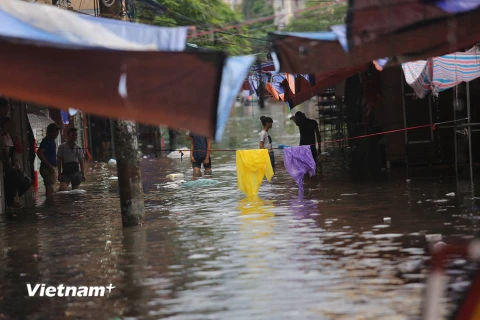 Các Kiốt trong chợ Xanh chìm trong biển nước. (Nguồn: Minh Sơn/Vietnam+)