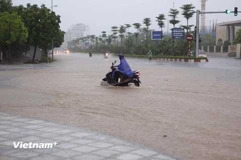 Các tuyến phố Trần Thái Tông, Duy Tân đã bị ngập nặng. (Nguồn: Sơn Bách/Vietnam+)
