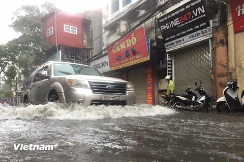 Phố Vũ Trọng Phụng (Thanh Xuân) bị ngập nặng sau mưa (Ảnh: Sơn Bách/Vietnam+)