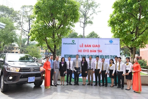 Lãnh đạo Vietcombank trao xe ôtô cho lãnh đạo Bệnh viện Đại học Y dược Thành phố Hồ Chí Minh. (Nguồn: Vietcombank)
