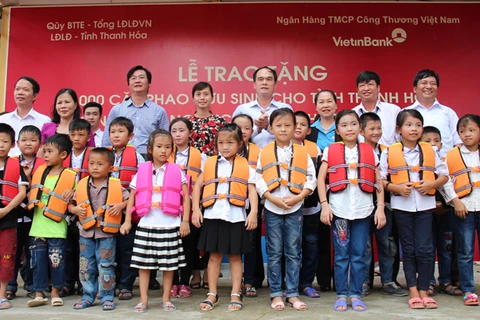 Đại biểu trao tặng phao cứu sinh cho các em học sinh trường tiểu học Xuân Lẹ. (Nguồn: VietinBank)