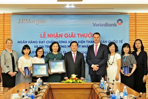 Lãnh đạo VietinBank nhận giải thưởng từ lãnh đạo JPMorgan Chase Bank. (Nguồn: VietinBank)