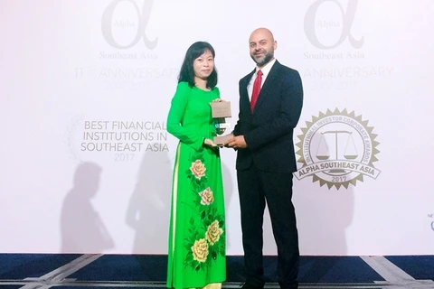 Bà Vũ Thị Bích Thu, Trưởng Văn phòng đại diện tại Singapore của Vietcombank nhận giải thưởng từ lãnh đạo Tạp chí Alpha SEA. (Nguồn: Vietcombank)