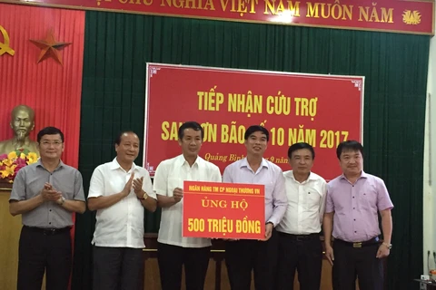 Đại diện Vietcombank trao tượng trưng số tiền 500 triệu đồng cho tinh Quảng Bình. (Nguồn: Vietcombank)
