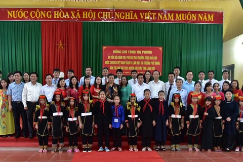Phó Chủ tịch thường trực Quốc hội Tòng Thị Phóng cùng Đoàn công tác của Quốc hội và lãnh đạo Vietcombank chụp ảnh lưu niệm cùng các thầy cô giáo và các em học sinh trường phổ thông dân tộc nội trú THCS huyện Bắc Sơn. (Nguồn: Vietcombank)