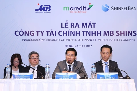 Lãnh đạo MB và Mcredit tại lễ ra mắt. (Nguồn: MB)