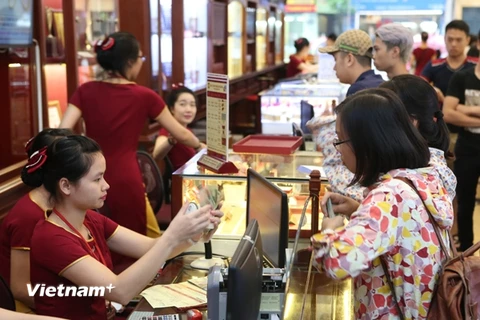 Giao dịch vàng tại Bảo Tín Minh Châu. (Ảnh: Minh Sơn/Vietnam+)