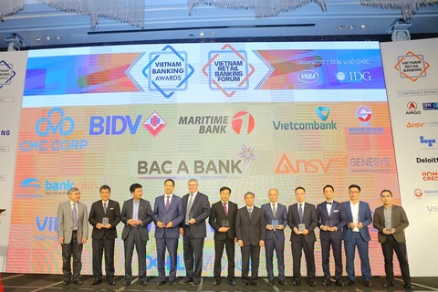 Các lãnh đạo ngân hàng nhận giải thưởng từ Ban tổ chức. (Nguồn: IDG)