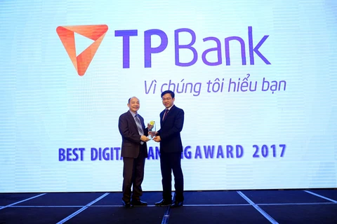 Phó Tổng giám đốc TPBank Đinh Văn Chiến (bên phải) nhận giải thưởng “Ngân hàng số xuất sắc nhất 2017”. (Nguồn: TPBank)