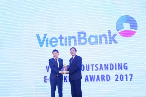 Đại diện VietinBank nhận giải thưởng “Ngân hàng Điện tử tiêu biểu nhất năm 2017”. (Nguồn: VietinBank)