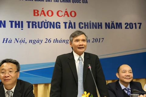 Ông Trương Văn Phước, Quyền Chủ tịch Uỷ ban Giám sát tài chính quốc gia (đứng) tại hội thảo. (Ảnh: T.H/Vietnam+)