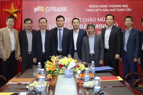 Phó Thống đốc NHNN Đào Minh Tú (thứ 4 từ trái sang) làm việc với GPBank. (Nguồn: NHNN)