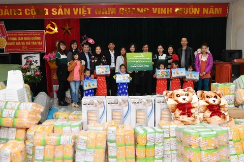 Lãnh đạo Vietcombank tặng quà Trung tâm nuôi dưỡng người già và trẻ tàn tật Thụy An. (Nguồn: Vietcombank)