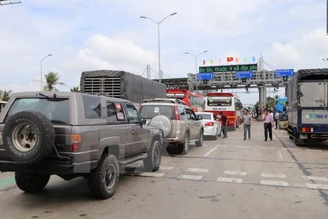 Đoàn xe bị ùn tắc kéo dài trước cửa trạm thu BOT Cai Lậy. (Ảnh: Nam Thái/TTXVN)