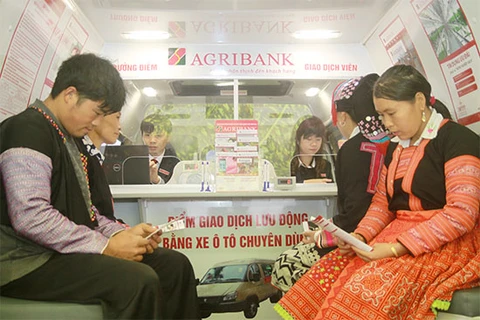 Khách hàng giao dịch trên lưu động tại Sơn La. (Nguồn: Agribank)