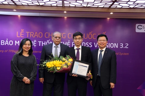 Lãnh đạo TPBank nhận giải thưởng từ tổ chức ControlCase. (Nguồn: TPBank)