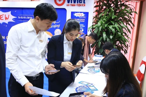 Khách hàng trải nghiệm dịch vụ tiết kiệm online của Ví Việt. (Nguồn: LienVietPostBank)
