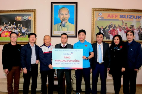 Lãnh đạo VietinBank trao tượng trưng cho đội tuyển U23 Việt Nam. (Nguồn: VietinBank)