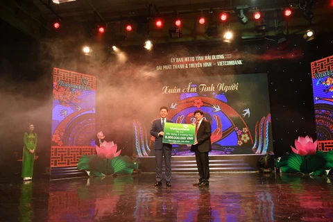 Ông Phạm Mạnh Thắng, Phó Tổng giám đốc Vietcombank (bên trái) trao gói tài trợ 8,3 tỷ đồng hỗ trợ xây dựng trường mầm non tại Hải Dương. (Nguồn: Vietcombank)