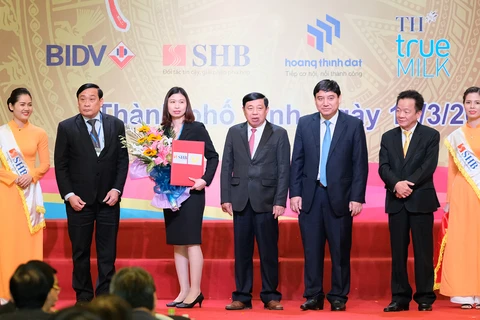 Lãnh đạo SHB Nghệ An trao thỏa thuận hợp tác cấp gói tín dụng với hạn mức 100 tỷ đồng cho Công ty CP Phát triển đô thị Vinh. (Nguồn: SHB)