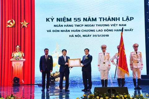Phó Thủ tướng Chính phủ Vương Đình Huệ trao Huân chương Lao động hạng Nhất cho lãnh đạo Vietcombank. (Nguồn: Vietcombank)