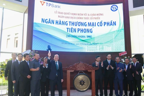 Lãnh đạo TPBank đánh cồng khai trương mã cổ phiếu TPB chính thức lên sàn. (Nguồn: TPBank)