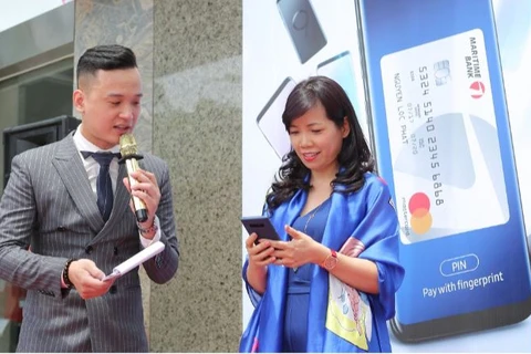 Khách hàng hào hứng trải nghiệm tính năng thanh toán bằng thẻ Maritime Bank Mastercard qua ứng dụng di động Samsung Pay tại buổi lễ ra mắt. (Nguồn: Maritime Bank)