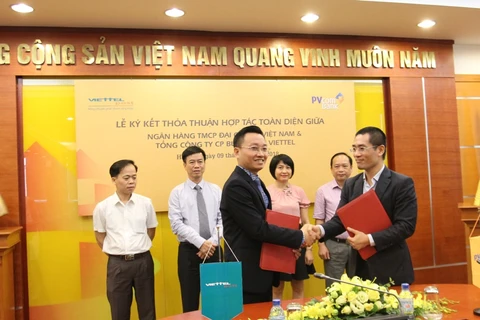 Lãnh đạo hai bên tham gia ký kết. (Nguồn: PVcomBank)