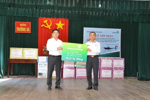 Ông Nghiêm Xuân Thành, Chủ tịch HĐQT Vietcombank (bên trái) trao biển tượng trưng cho đại diện Quân chủng Hải quân do Chuẩn đô đốc Lương Việt Hùng - Thiếu tướng, Phó Tư lệnh quân chủng Hải quân (bên phải) nhận. (Nguồn: Vietcombank). 