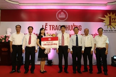 Lãnh đạo Agribank trao giải cho khách hàng trúng giải đặc biệt lần thứ 2. (Nguồn: Agribank)