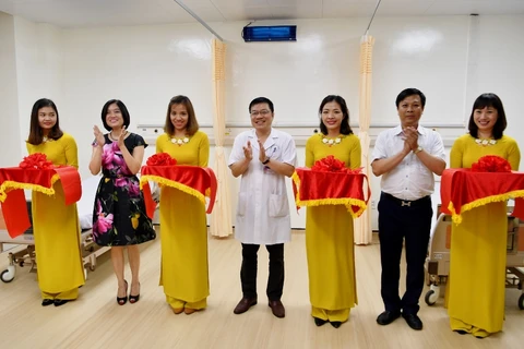 Lãnh đạo Vietcombank và lãnh đạo Bệnh viện Hữu Nghị cắt băng khánh thành 2 phòng bệnh tại Khoa Hồi sức tích cực - Chống độc. (Nguồn: Vietcombank)