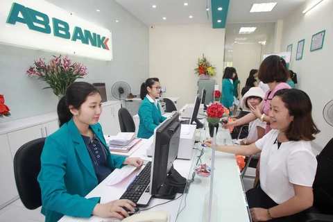 Giao dịch tại ABBANK. (Nguồn: ABBANK)