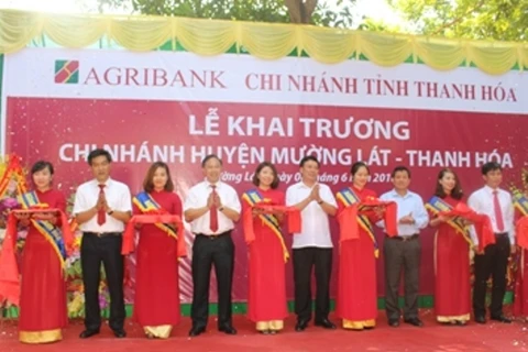 Các đại biểu cắt băng khai trương Agribank chi nhánh huyện Mường Lát. (Nguồn: Agribank)