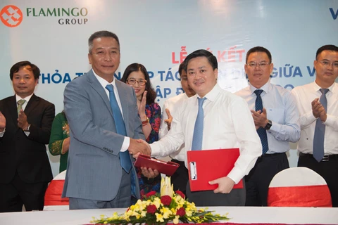 Ông Lê Đức Thọ Tổng Giám đốc VietinBank và ông Trịnh Ngọc Dũng, Chủ tịch HĐQT Flamingo ký kết thỏa thuận hợp tác. (Nguồn: VietinBank)