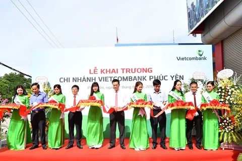 Các đại biểu cắt băng khai trương chi nhánh. (Nguồn: Vietcombank)