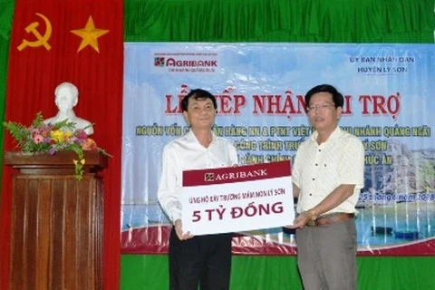 Đại diện Agribank trao biển tượng trưng tài trợ cho đại diện UBND huyện đảo Lý Sơn. (Nguồn: Agribank)