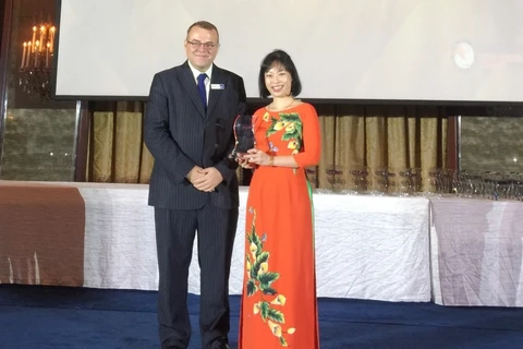 Lãnh đạo Vietcombank nhận giải thưởng từ tạp chí Asian Banking & Finance. (Nguồn: Vietcombank)