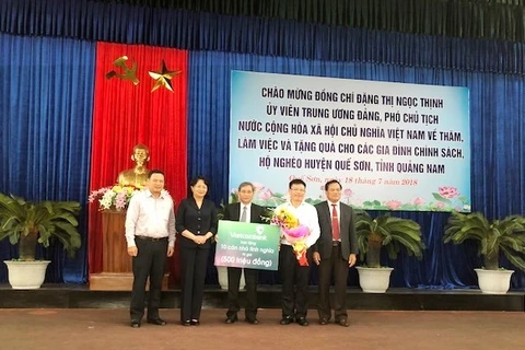 Phó Chủ tịch nước Đặng Thị Ngọc Thịnh cùng lãnh đạo Vietcombank trao biển tượng trưng cho lãnh đạo huyện Quế Sơn. (Nguồn: Vietcombank)