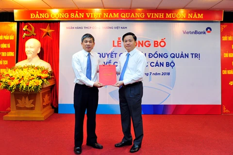 Tổng Giám đốc Lê Đức Thọ đại diện HĐQT trao Nghị quyết cho ông Cát Quang Dương (bên trái). (Nguồn: VietinBank)