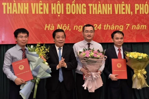 Phó Thống đốc Nguyễn Kim Anh trao Quyết định và tặng hoa chúc mừng các đồng chí được bổ nhiệm. (Nguồn: Ngân hàng Nhà nước)