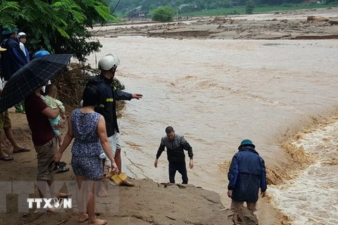 Tìm kiếm người mất tích do mưa lũ tại Yên Bái. (Ảnh: Tuấn Anh/TTXVN)