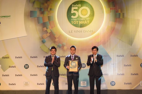 Đại diện Vietcombank (đứng giữa) nhận giải thưởng từ ban tổ chức. (Nguồn: Vietcombank)
