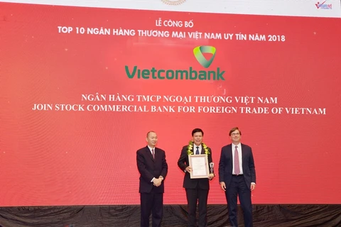 Ông Phạm Mạnh Thắng – Phó Tổng Giám đốc Vietcombank (giữa) nhận giải thưởng từ ban tổ chức. (Nguồn: Vietcombank)