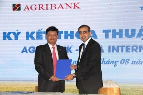 Ông Phạm Toàn Vượng, Phó Tổng Giám đốc Agribank và ông Jitendra Manghnani, Tổng Giám đốc TATA International Việt Nam trao thỏa thuận hợp tác. (Nguồn: Agribank)