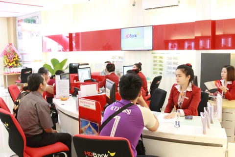 Khách hàng giao dịch tại HDBank Bình Định. (Nguồn: HDBank)