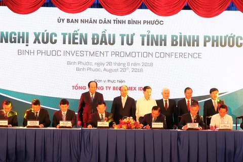 Ông Phan Đình Tuệ, Phó Tổng giám đốc Sacombank (thứ 3 từ phải qua) ký hợp đồng hợp tác toàn diện với Becamex Bình Phước. (Nguồn: Sacombank)