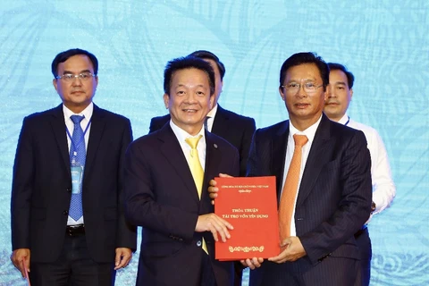 Chủ tịch HĐQT SHB Đỗ Quang Hiển (trái) trao thỏa thuận tài trợ tín dụng cho ông Võ Minh Hoài, Chủ tịch HĐQT Tập đoàn Trường Thịnh (phải).