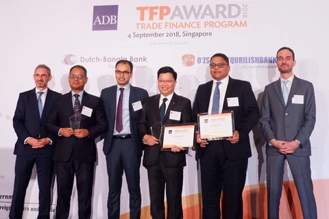 Tổng Giám đốc TPBank - ông Nguyễn Hưng (thứ 4 từ trái sang) nhận giải từ ADB. (Nguồn: TPBank)