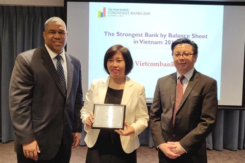 Đại diện Vietcombank giải thưởng do Tạp chí The Asian Banker trao tặng. (Nguồn: CTV) 